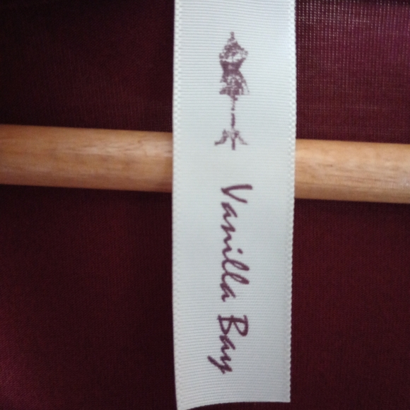 🙂Vanilla Bay Dark Red Top with Gold Glitter Reindeer Size Medium - Picture 6 of 7